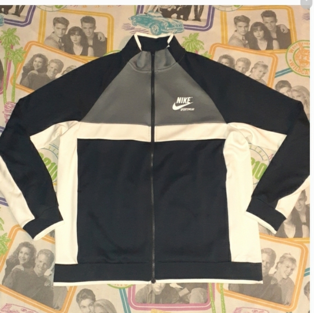 nike jacket that turns into a bag